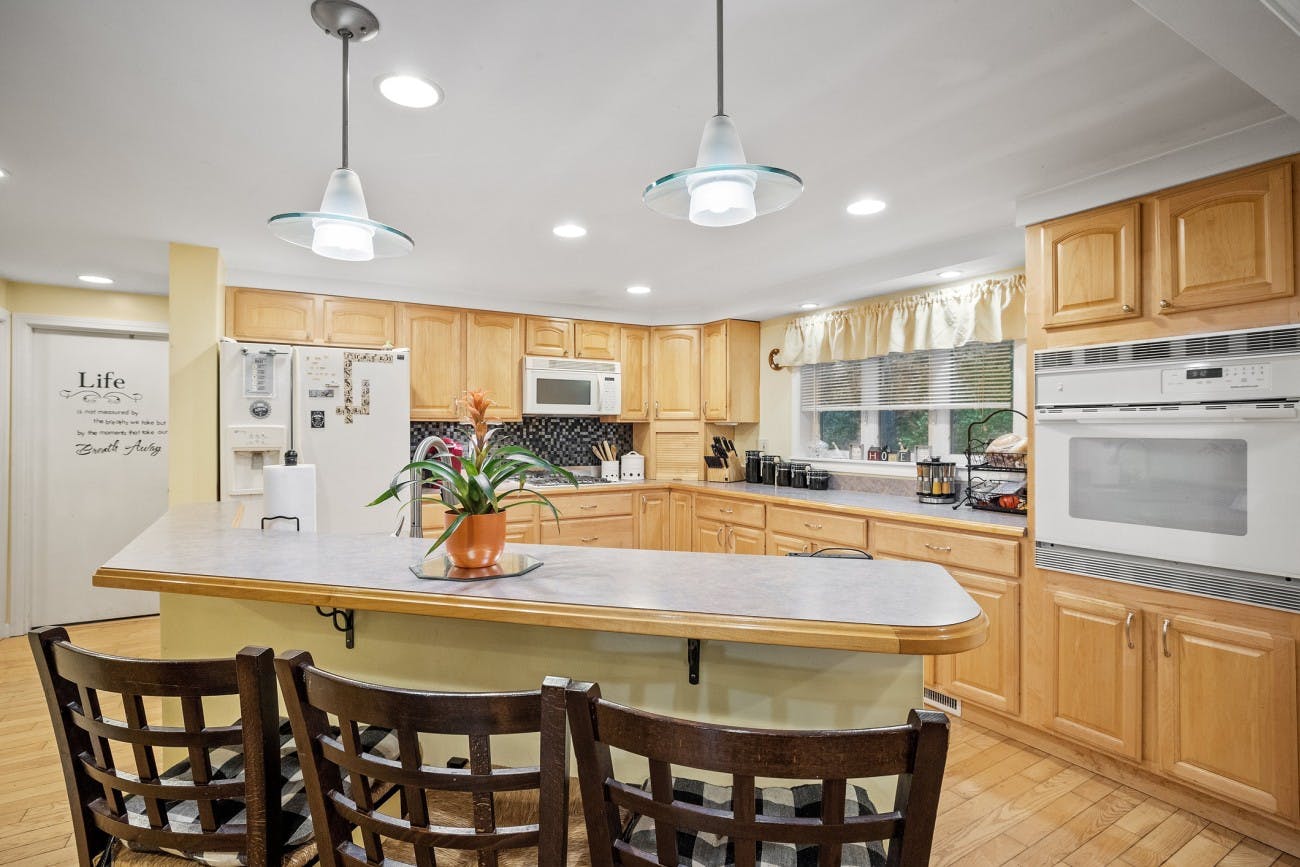 Cover Image for Help! What Wall Colors Go With Honey Oak Cabinets?